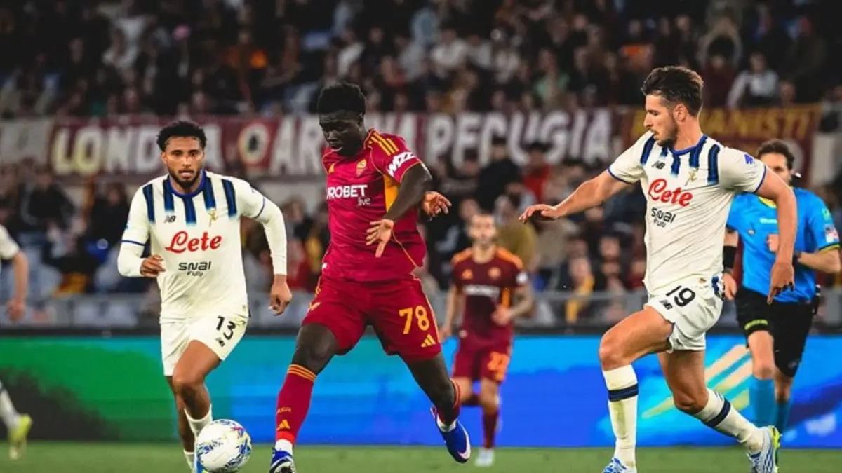 Pemain AS Roma Mario Hermoso mencetak gol penyeimbang ke gawang Atalanta dalam laga Serie A di Stadion Olimpico.