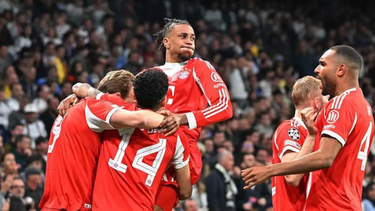 Pemain Bayern Munich merayakan gol di Allianz Arena. Die Roten hanya butuh satu poin lagi untuk memastikan gelar Bundesliga musim ini.