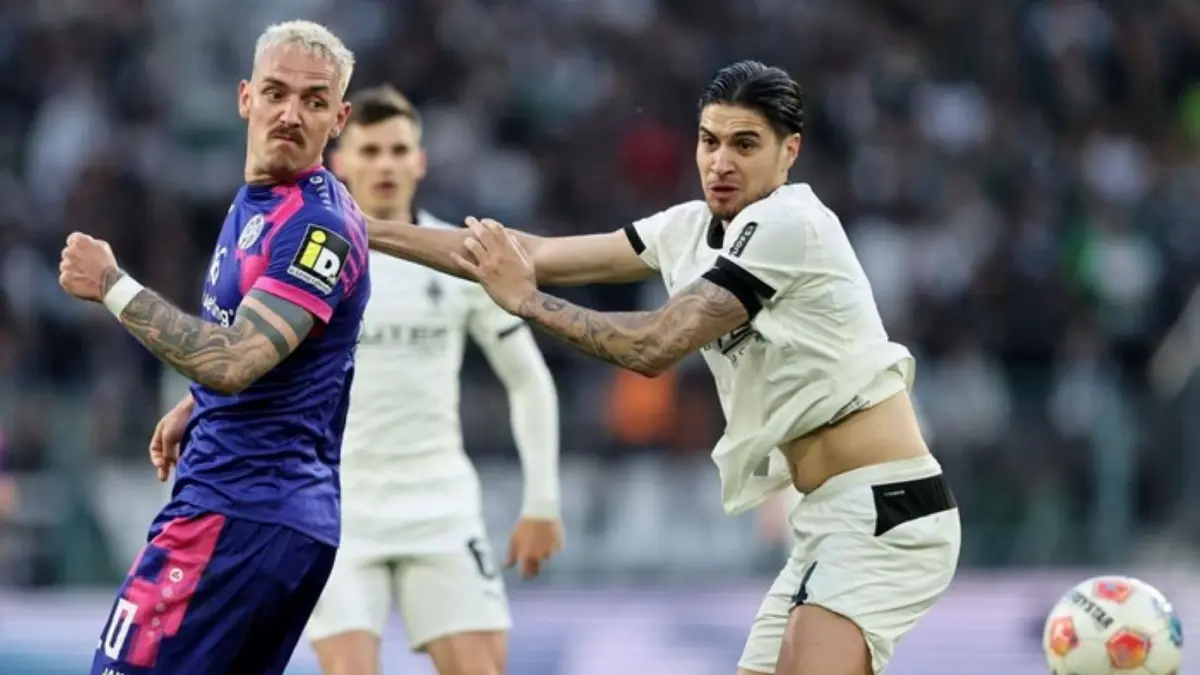 Pemain Borussia Monchengladbach kecewa setelah kebobolan penalti di menit akhir saat ditahan Mainz 05 di Bundesliga.