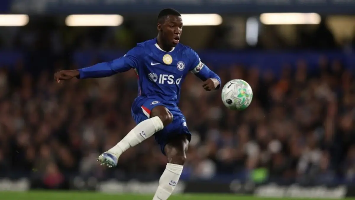 Pemain Chelsea melawan Manchester United. Empat kekalahan beruntun membuat peluang ke Liga Champions semakin menipis.