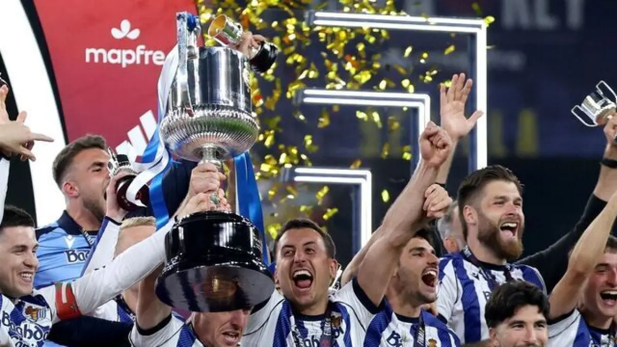 Pemain Real Sociedad merayakan kemenangan usai menjuarai Copa del Rey setelah mengalahkan Atletico Madrid lewat adu penalti.