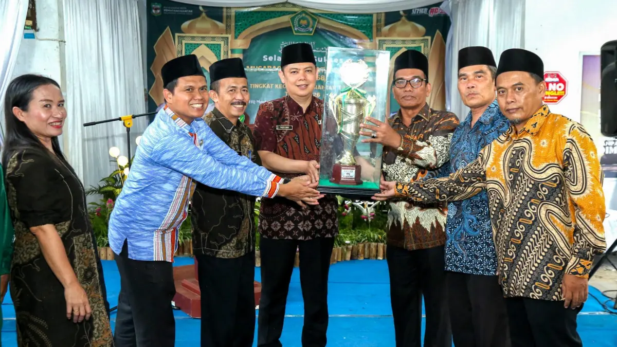 Penyerahan piala bergilir kepada Kelurahan Tomuan sebagai juara umum MTQN ke-58 Kecamatan Siantar Timur tahun 2026.