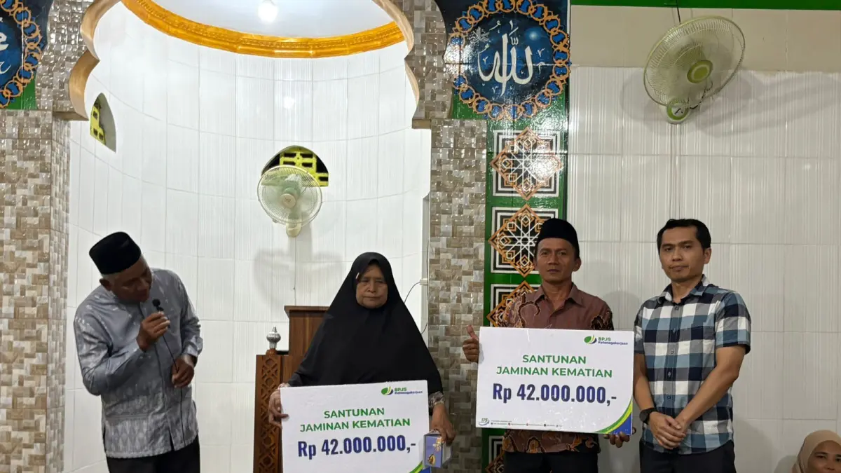 Penyerahan santunan Rp42 juta oleh BPJS Ketenagakerjaan Cabang Binjai kepada ahli waris peserta dalam kegiatan wirid gabungan di Binjai Selatan.