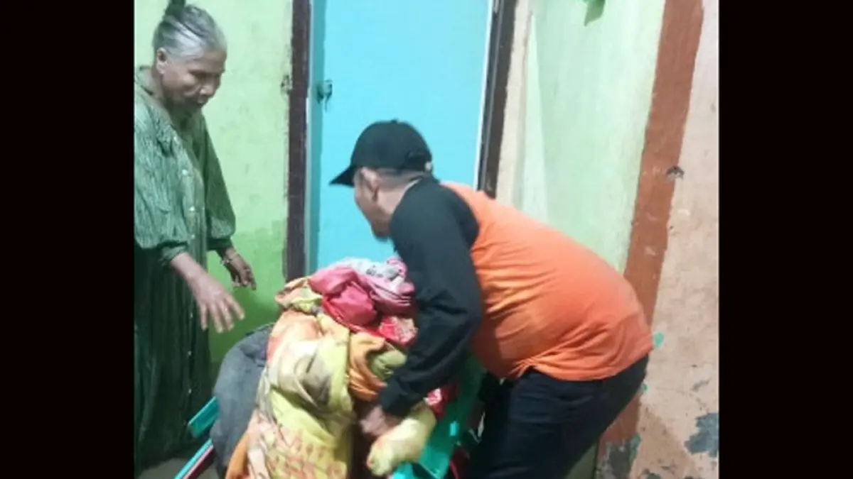 Petugas BPBD Padangsidimpuan mengevakuasi lansia yang terjebak banjir di salah satu rumah warga.