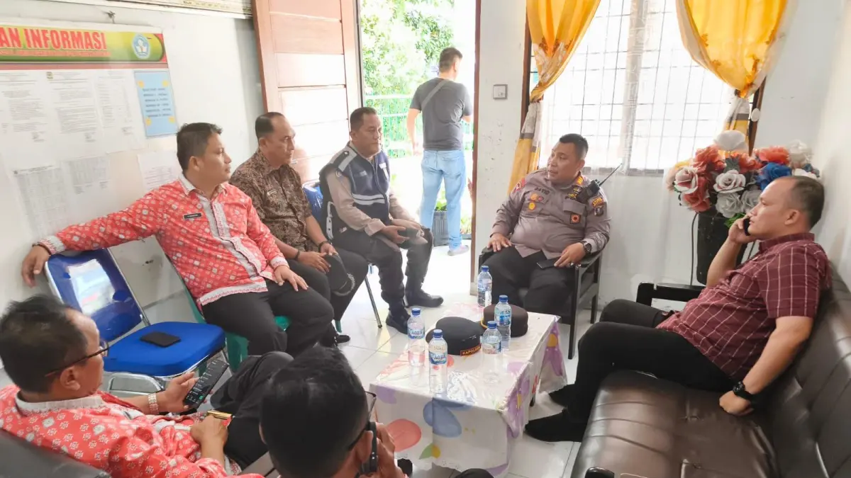  Petugas Polsek Siantar Marihat bersama pihak kecamatan dan Dinas Pendidikan Pematangsiantar menggelar koordinasi penanganan kasus penganiayaan bocah SD di Siantar Marimbun. 