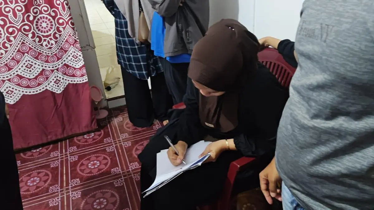 Pihak keluarga menandatangani surat pernyataan bermaterai usai penemuan jenazah lansia di Pematangsiantar.