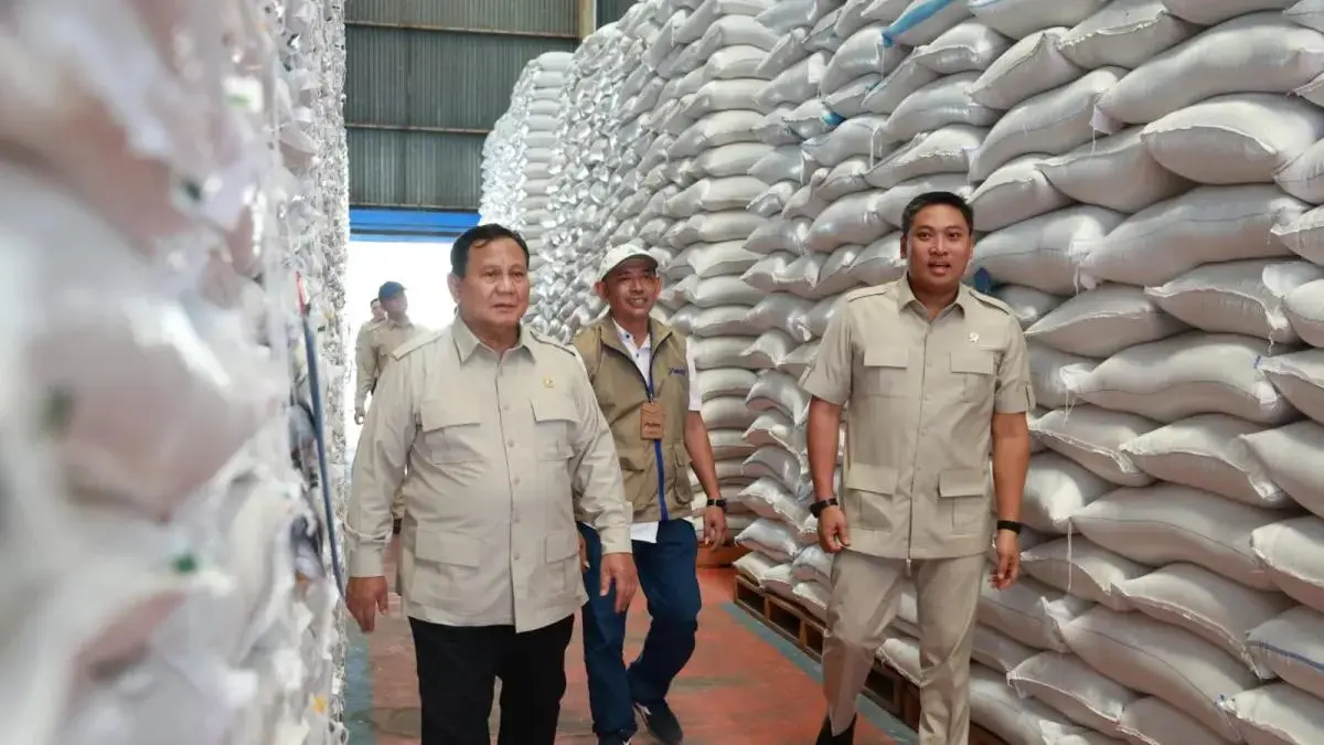 Presiden Prabowo Subianto meninjau stok beras saat sidak di Gudang Bulog Danurejo, Magelang, untuk memastikan ketersediaan pangan nasional.