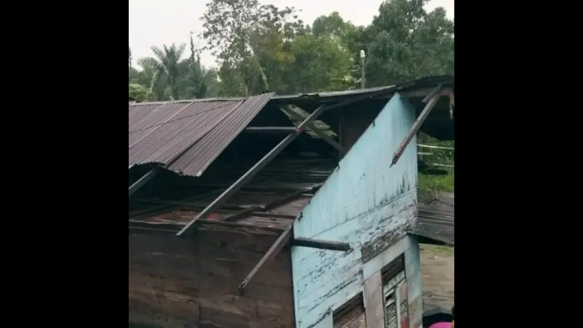 Rumah warga di Desa Hutaraja, Kecamatan Sipoholon, Tapanuli Utara, rusak akibat terjangan angin puting beliung disertai hujan deras.