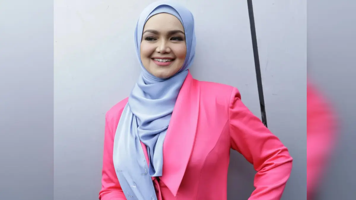 Siti Nurhaliza menyapa penggemar usai mengalami kecelakaan beruntun di tol MEX Kuala Lumpur. Ia dilaporkan hanya mengalami luka ringan.