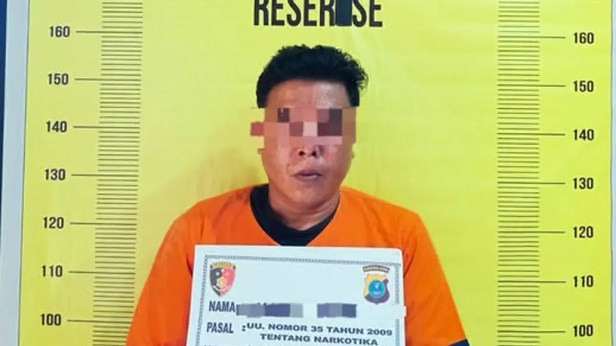 Tersangka dan barang bukti narkotika jenis sabu yang diamankan polisi dalam pengungkapan kasus di wilayah Sungai Kanan, Labuhanbatu Selatan.