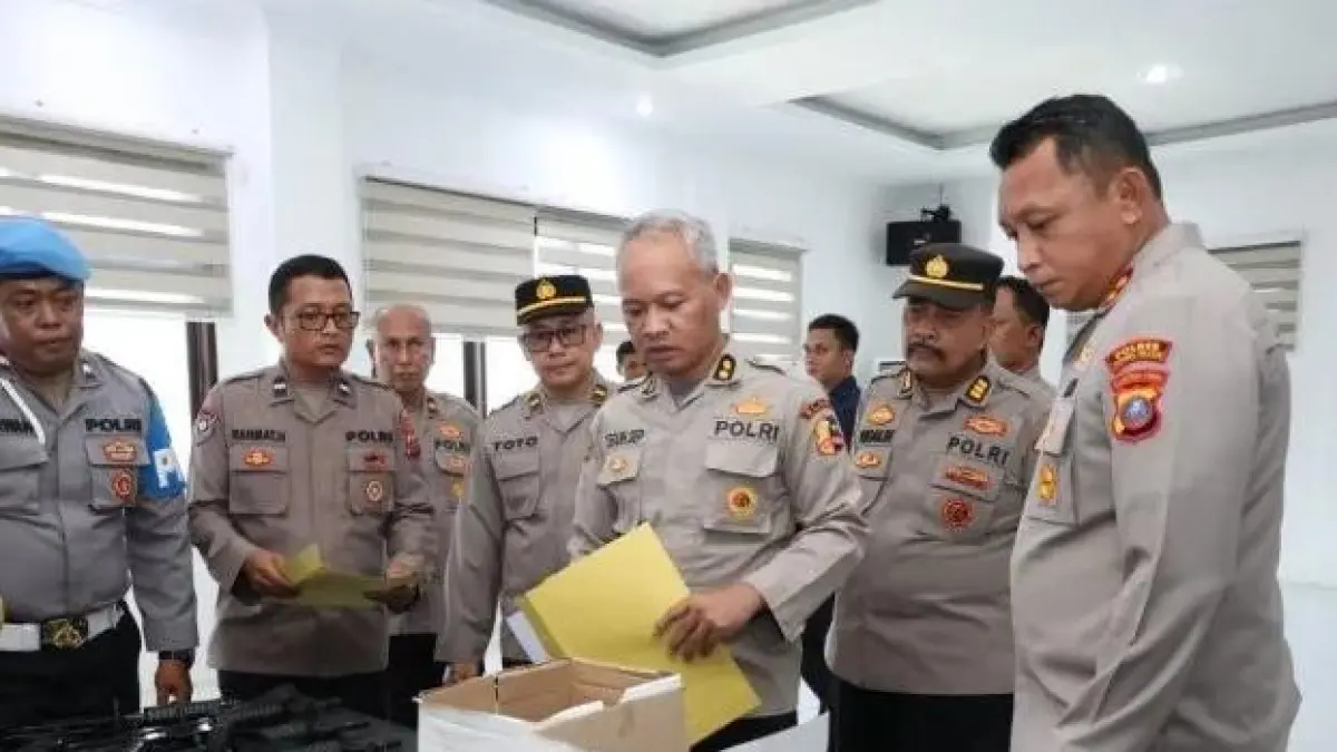 Tim Divpropam dan Slog Mabes Polri saat melakukan pemeriksaan senjata api personel di jajaran Polres Tapanuli Selatan.