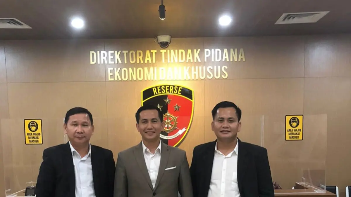 Tim kuasa hukum Victoria, Isasari Harefa, S.H., M.H. (Kiri) Dr. Wardaniman Larosa, S.H., M.H. (Tengah), Yasaro Larosa, S.H. (Kanan).