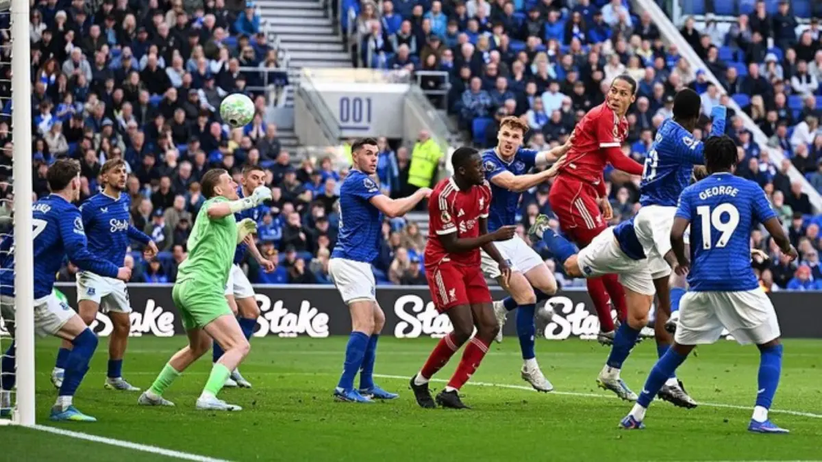 Virgil van Dijk merayakan gol kemenangan Liverpool atas Everton di injury time Derby Merseyside.