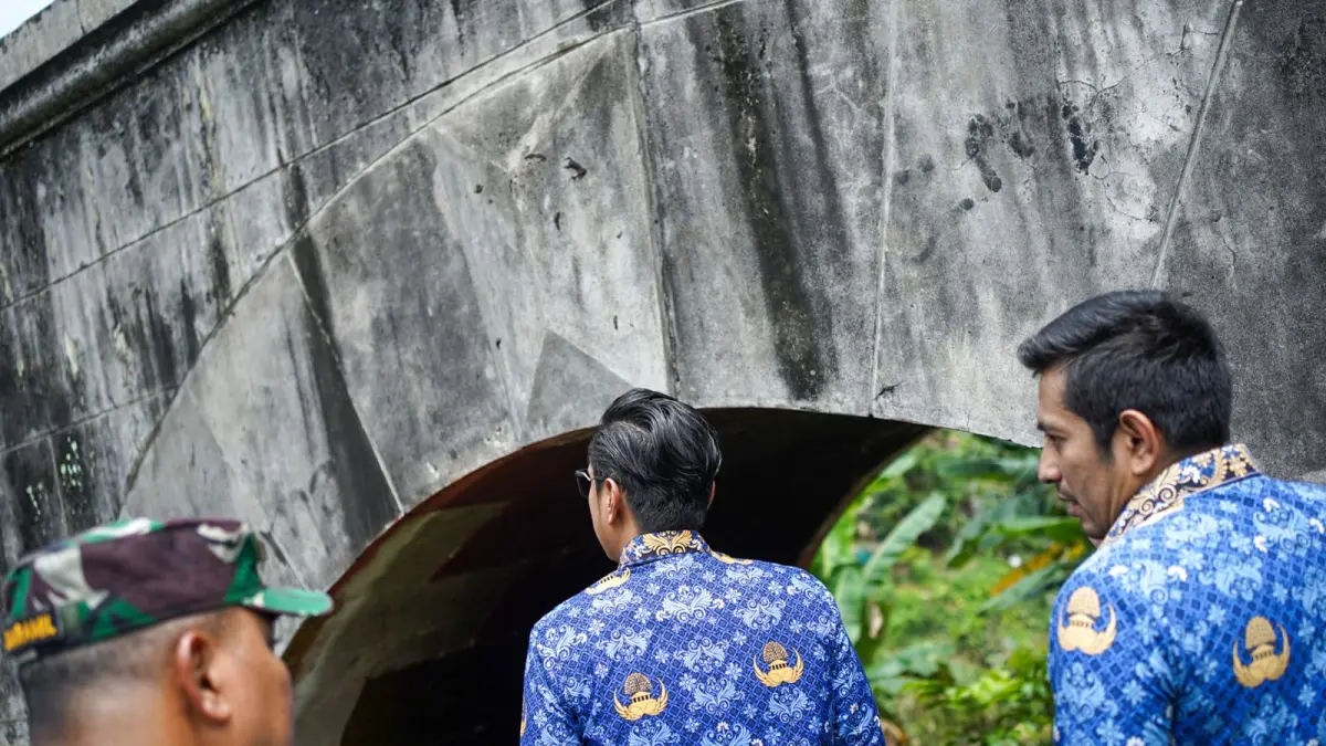 Wali Kota Medan Rico Tri Putra Bayu Waas meninjau lokasi jembatan roboh di Gang Damai, Medan Polonia, Jumat (17/4/2026), guna memastikan percepatan pembangunan kembali akses warga.