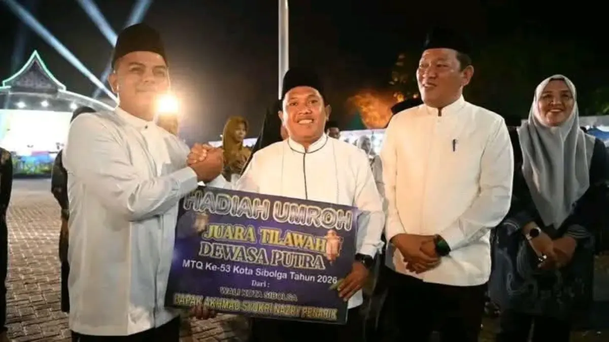 Wali Kota Sibolga Akhmad Syukri Nazry Penarik didampingi Wakil Wali Kota Pantas Maruba Lumban Tobing menyerahkan hadiah tiket umrah kepada juara Tilawah Dewasa Putra pada penutupan MTQ ke-53 Kota Sibolga. 