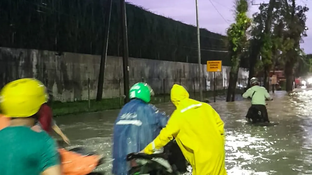 Banjir melanda sejumlah lokasi di Kota Siantar, Senin (20/4).(foto:kominfo) 