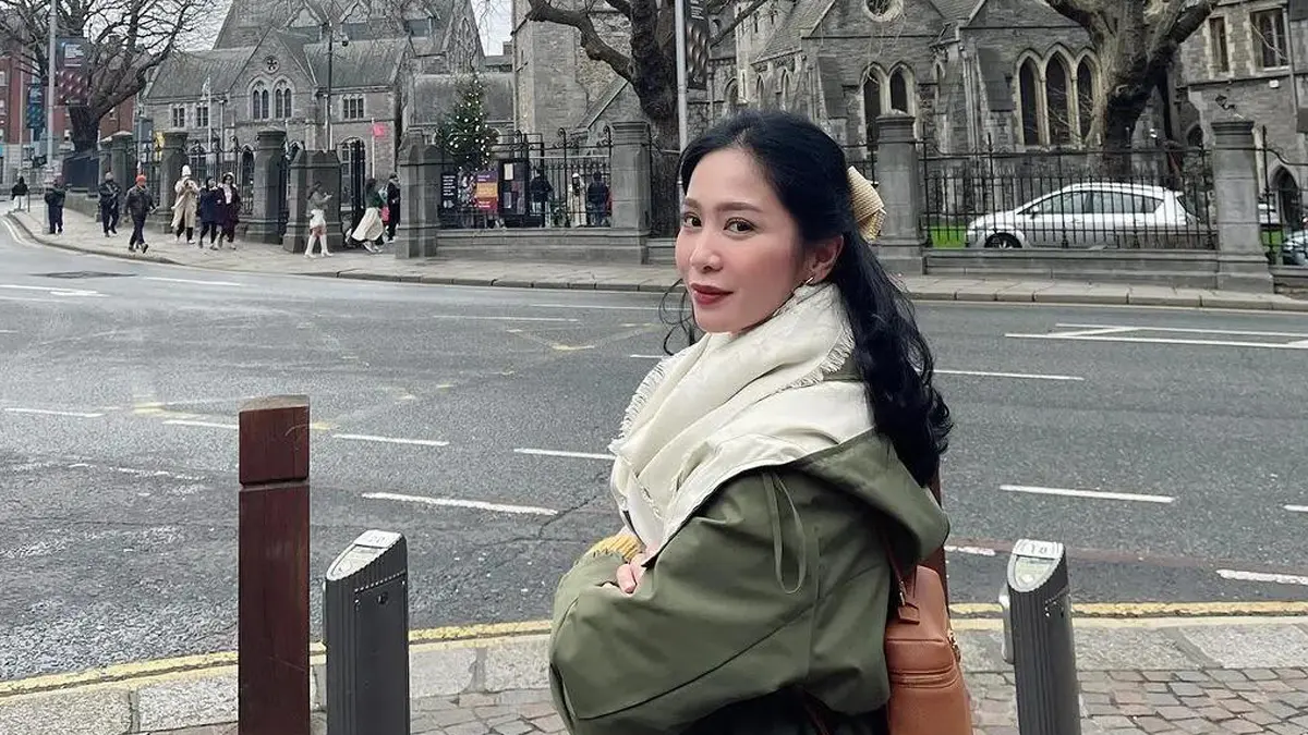 Bunga Zainal saat menyampaikan klarifikasi melalui siaran langsung TikTok terkait polemik keluarga dan kondisi kesehatan ayahnya.