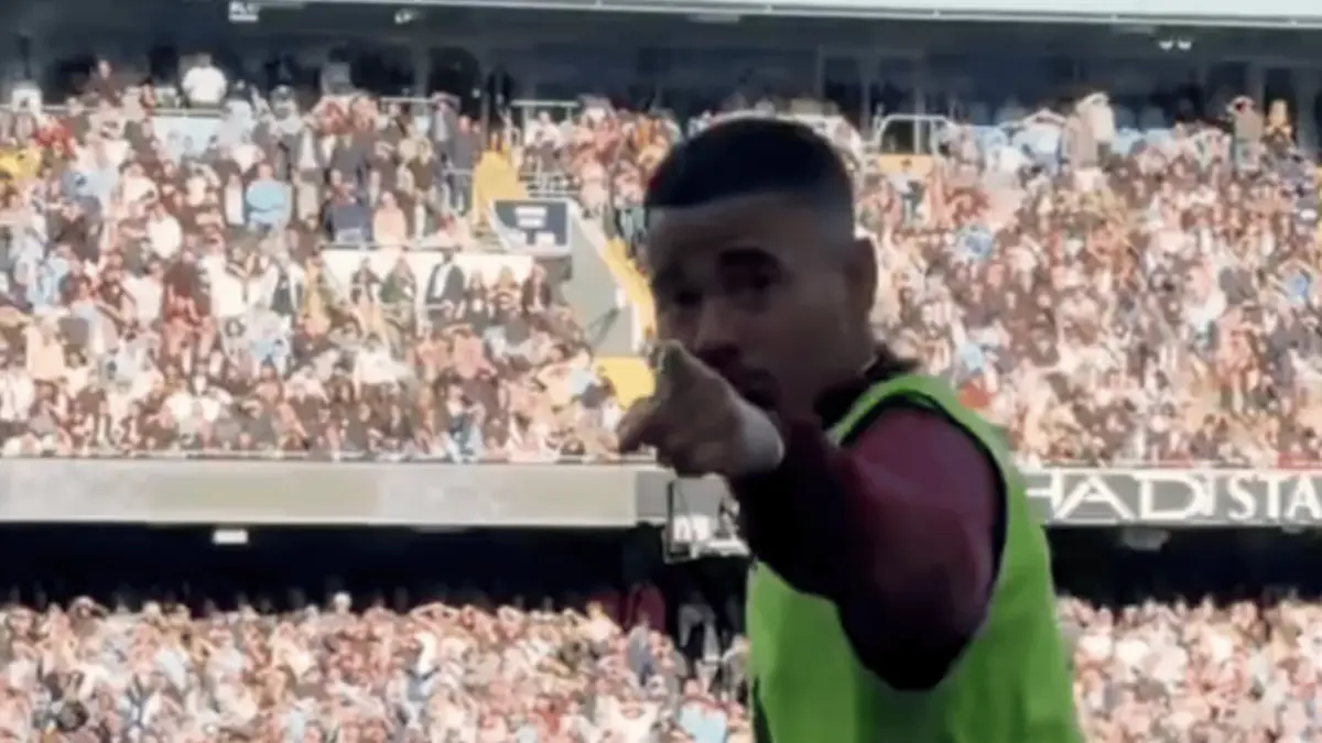 Gabriel Jesus bereaksi ke arah tribun Etihad Stadium usai dipanggil “Judas” oleh suporter Manchester City saat laga kontra Arsenal.