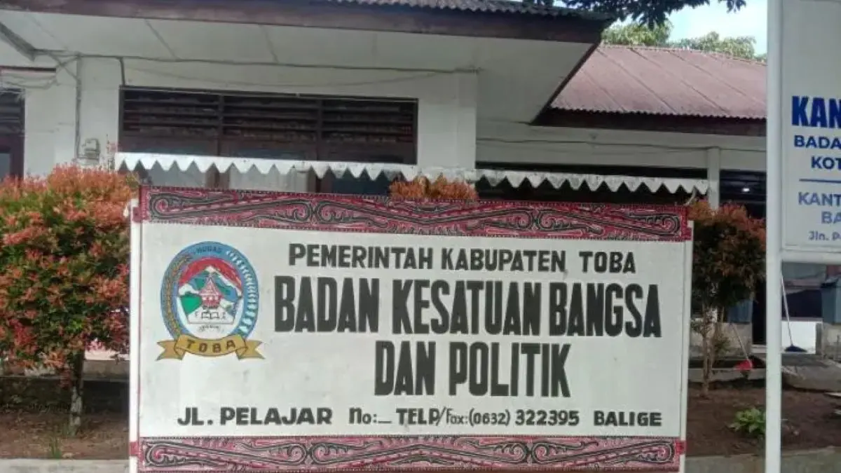 Kantor Badan Kesbangpol Kabupaten Toba yang mengelola seleksi dan penyaluran hibah APBD kepada organisasi kemasyarakatan tahun 2026.
