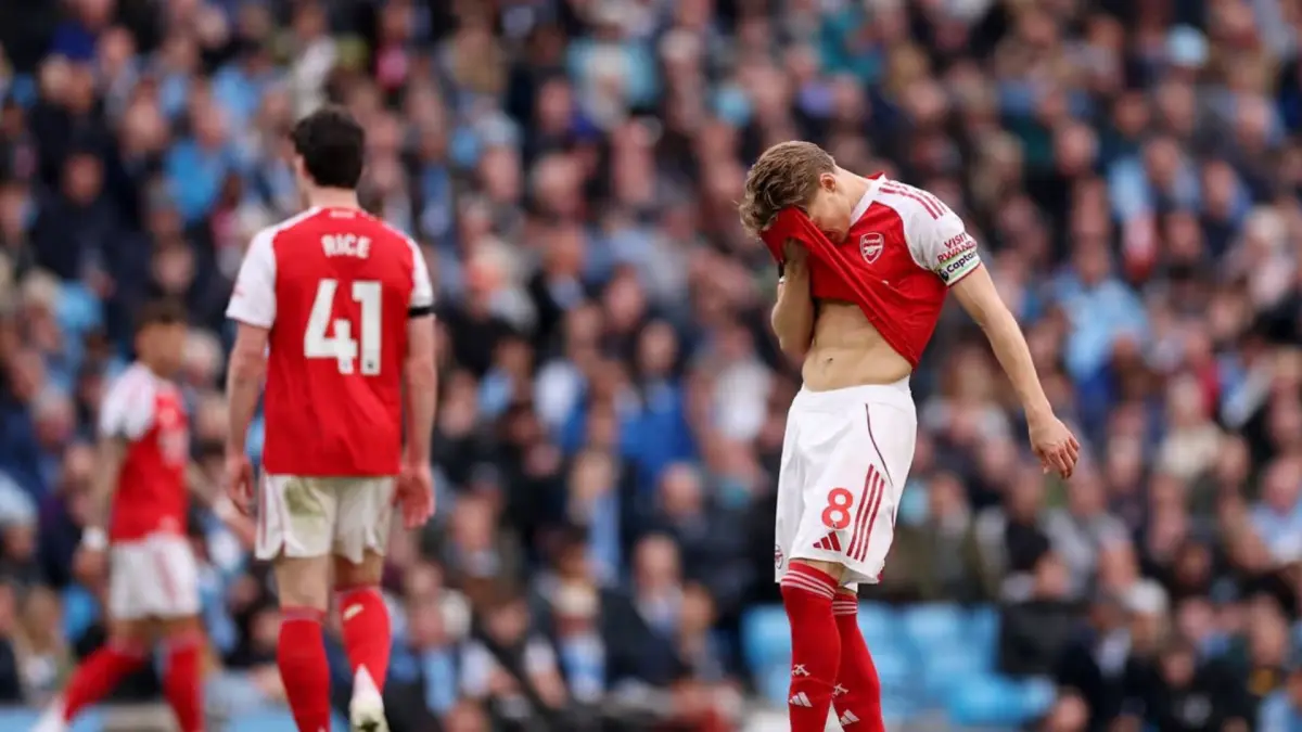 Kapten Arsenal, Martin Odegaard, tampak kecewa usai kekalahan dari Manchester City di Etihad Stadium dalam laga Premier League.
