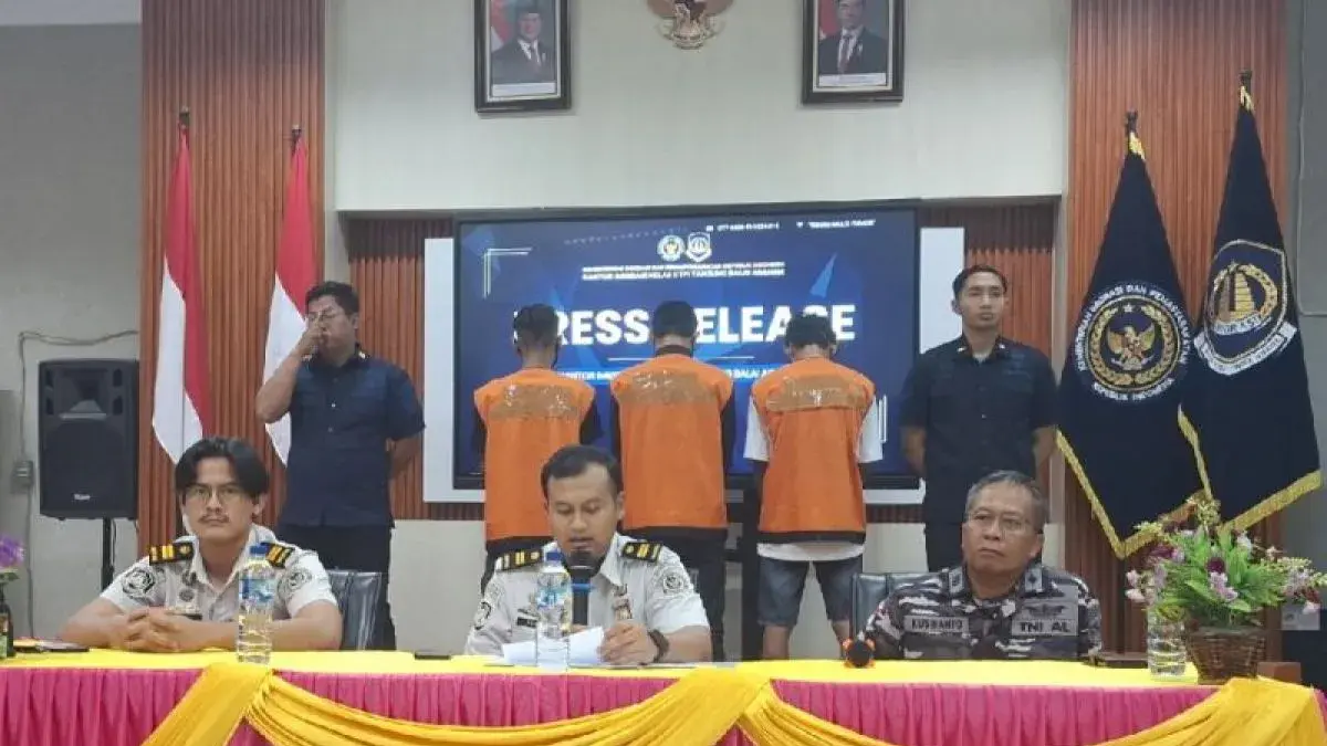 Kasubsi Penindakan William Frans Sihite, Kasubsi Intelijen Susbian Dera, dan Pasop Lanal TBA Kuswanto saat memberikan keterangan terkait penanganan kasus PMI non prosedural di Tanjungbalai.