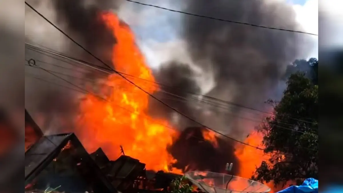kebakaran yang menghanguskan lima rumah warga di Pasar Gunung Tua, Kabupaten Padang Lawas Utara.