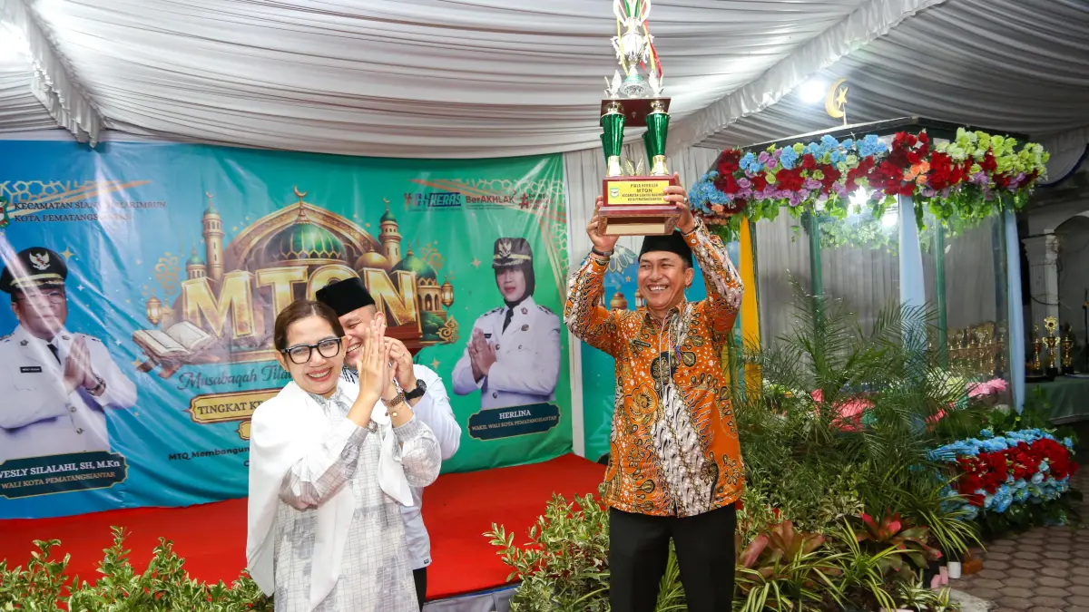 Kelurahan Marihat Jaya menerima piala juara umum pada penutupan MTQN ke-12 Kecamatan Siantar Marimbun di Pematangsiantar.