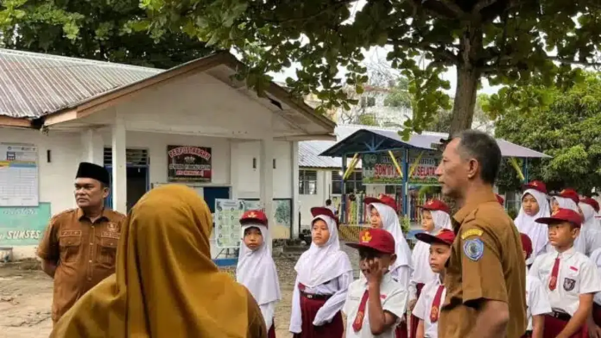 Kepala Dinas Pendidikan Abdi Jaya Pohan meninjau pelaksanaan Tes Kemampuan Akademik (TKA) di SDN 01 Rantau Selatan, Senin (20/4/2026).