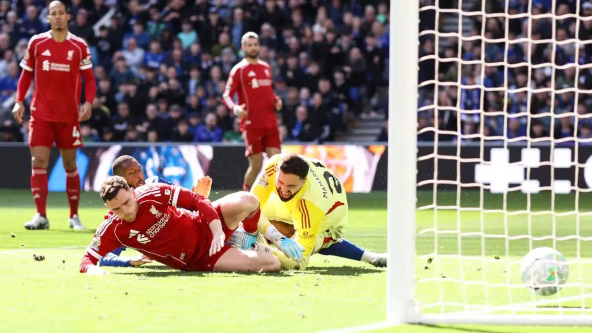 Kiper Liverpool, Giorgi Mamardashvili, ditandu keluar lapangan usai mengalami benturan keras dengan striker Everton dalam Derby Merseyside.