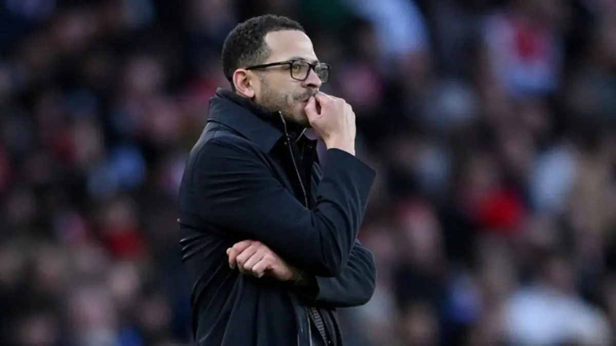 Manajer Chelsea Liam Rosenior saat mendampingi tim di pinggir lapangan, di tengah tekanan usai tren buruk di Liga Inggris.