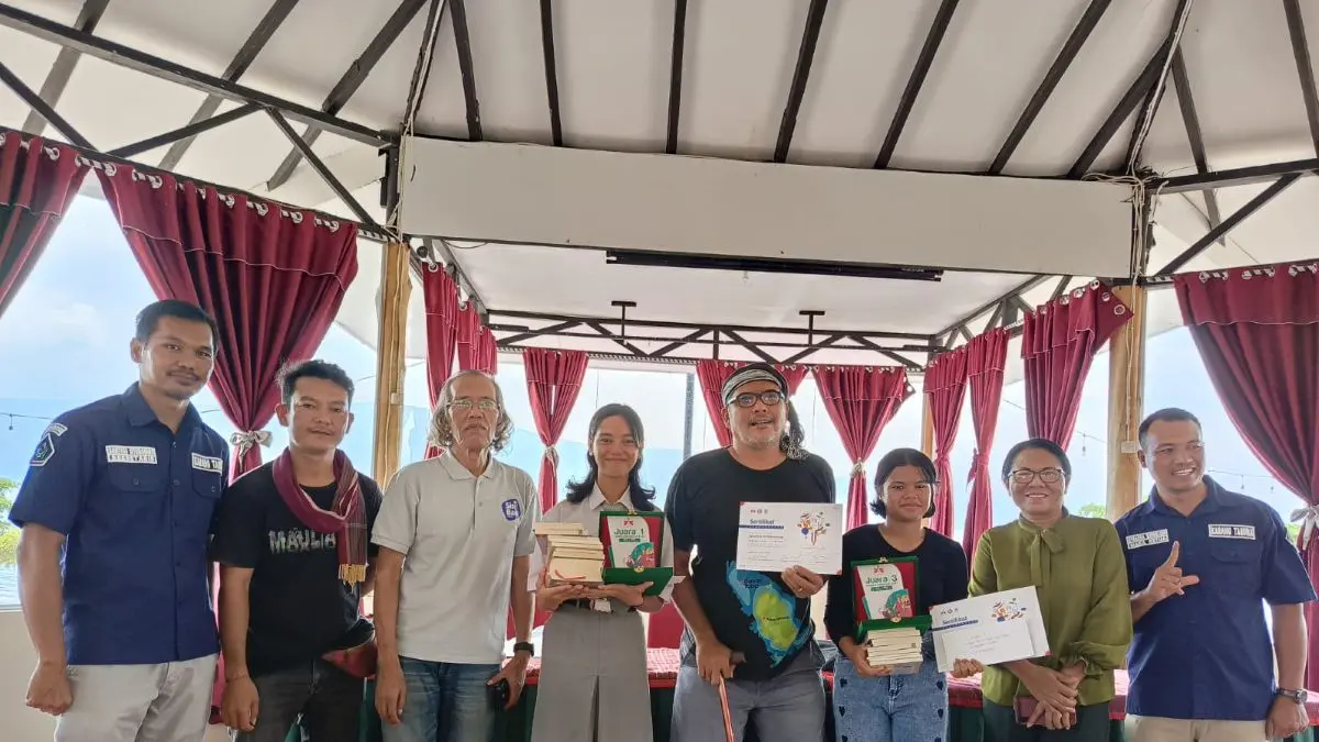 Pelajar SMA/SMK se-Samosir mengikuti lomba menulis esai yang digelar Yayasan Alusi Tao Toba bersama Sisi Baik di Hotel JTS, Pangururan.