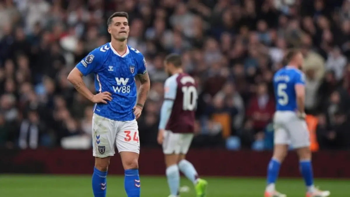 Pemain Aston Villa dan Sunderland berebut bola dalam laga dramatis yang berakhir 4-3 di Villa Park.