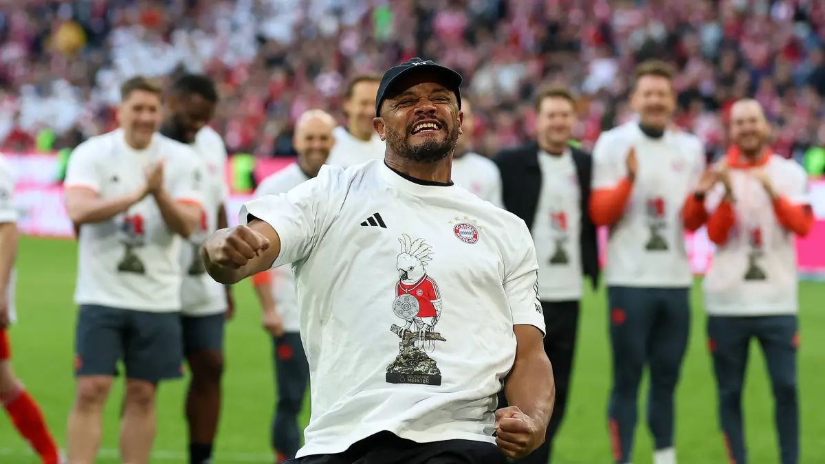 Pemain Bayern Munich merayakan gelar Bundesliga 2025/2026 dengan kaus bergambar burung kakatua dan membawa patung simbol keberuntungan di Allianz Arena.
