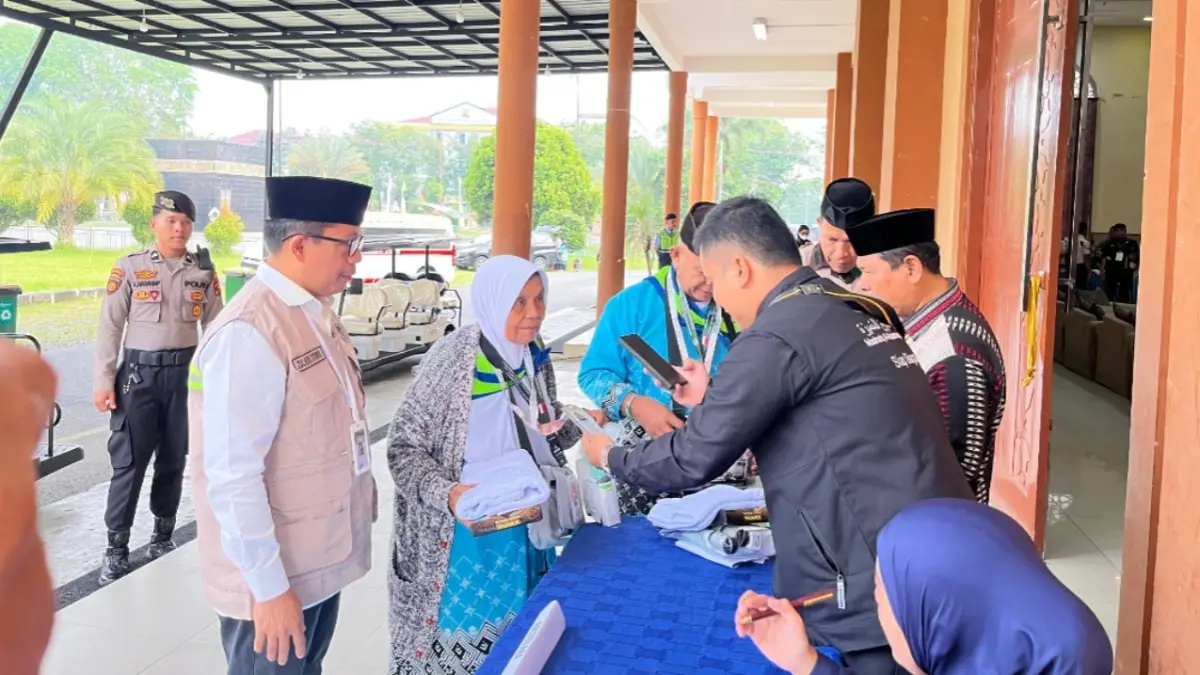 Pemeriksaan kesehatan jamaah haji kloter pertama asal Binjai dan Medan di Aula Jabal Nur, Asrama Haji Medan, sebelum keberangkatan ke Tanah Suci.