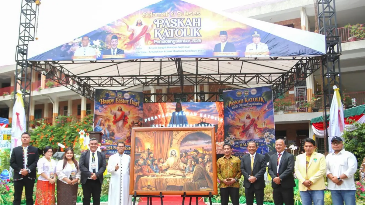 Penyerahan lukisan The Last Supper kepada Wali Kota Pematangsiantar Wesly Silalahi yang diwakili Sekda Junaedi Antonius Sitanggang pada Puncak Paskah Katolik 2026 di Siantar.