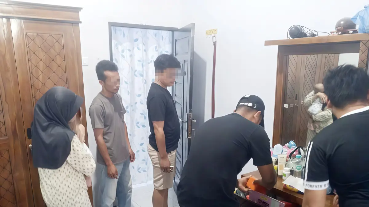 Personel Polres Labuhanbatu Selatan saat melakukan penggerebekan rumah yang diduga menjadi lokasi transaksi narkoba di Dusun Sisumut Pekan, Kecamatan Kota Pinang.