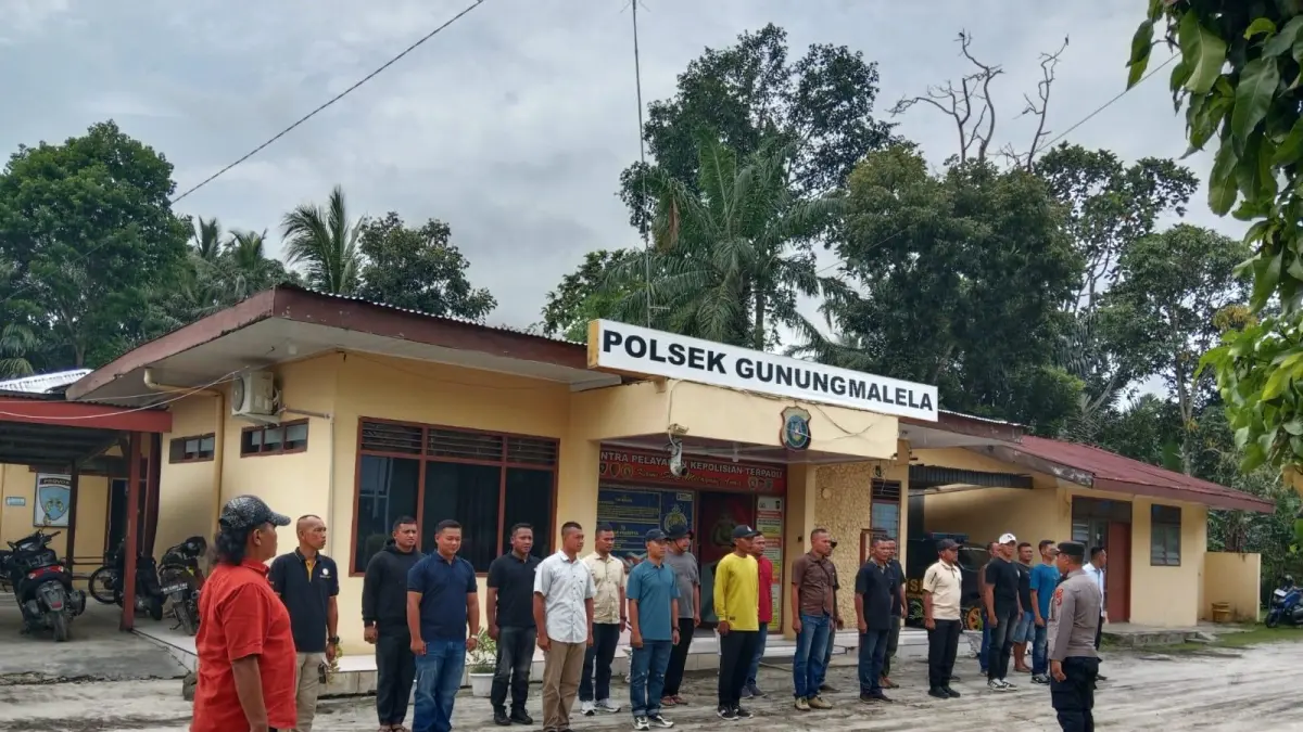 Personel Polsek Gunung Malela bersama pemuda mengikuti kegiatan Sabuk Kamtibmas sebagai upaya menjaga kondusivitas jelang May Day 2026.