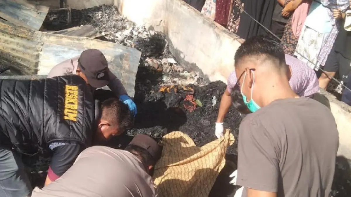 Petugas mengevakuasi jenazah lansia korban kebakaran rumah di Desa Batang Pane II, Kabupaten Padang Lawas Utara, Senin (20/4/2026).