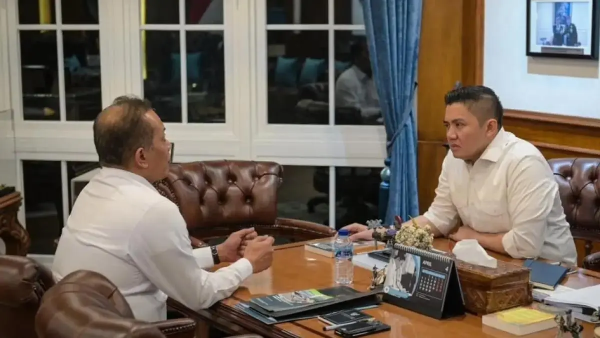 Sekretaris Kabinet Teddy Indra Wijaya bertemu Menteri Koperasi Ferry Juliantono di Kantor Sekretariat Kabinet, Jakarta, membahas program Koperasi Desa Merah Putih.