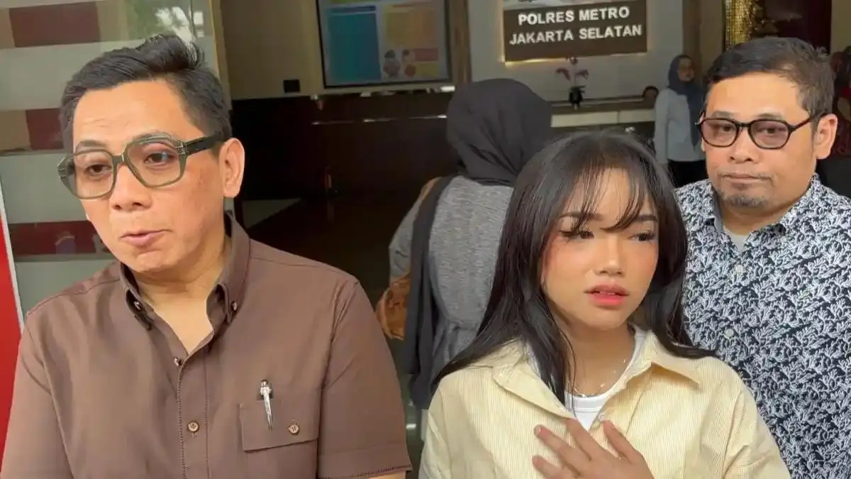 Selebgram Fujianti Utami memberikan keterangan kepada wartawan terkait kasus dugaan penggelapan dana oleh mantan adminnya di Polres Metro Jakarta Selatan, Senin (20/4).