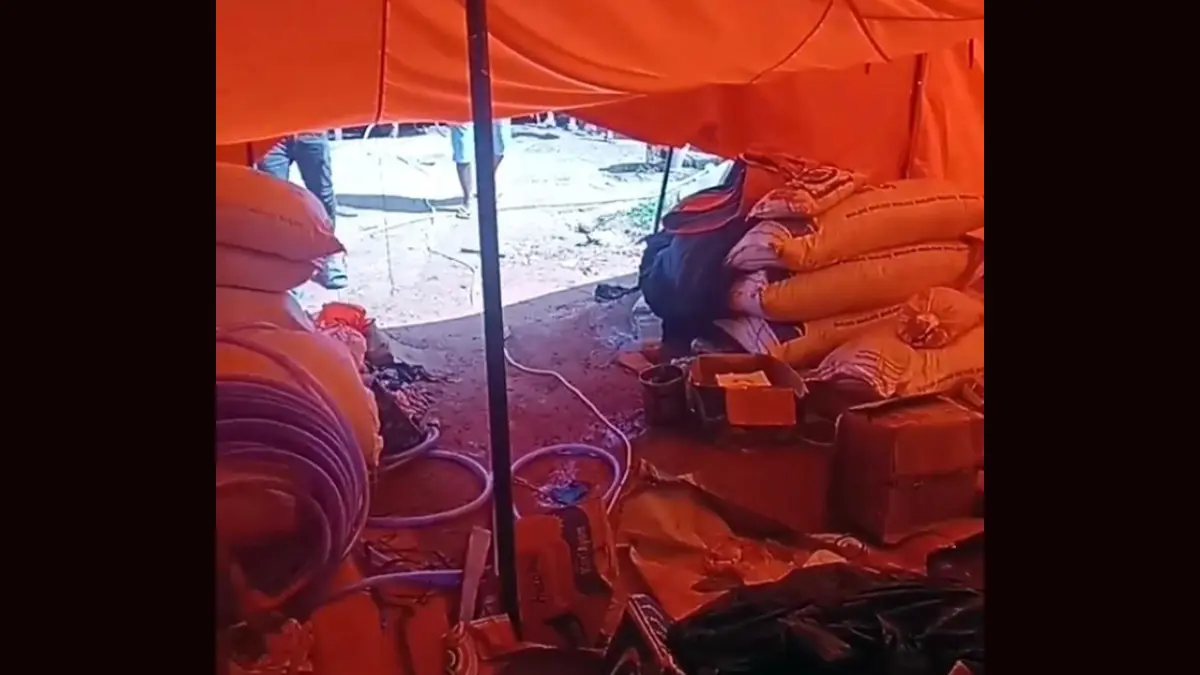 Tumpukan bantuan bencana yang ditemukan membusuk di dalam eks posko logistik Kelurahan Hutanabolon, Kecamatan Tukka, Tapanuli Tengah.