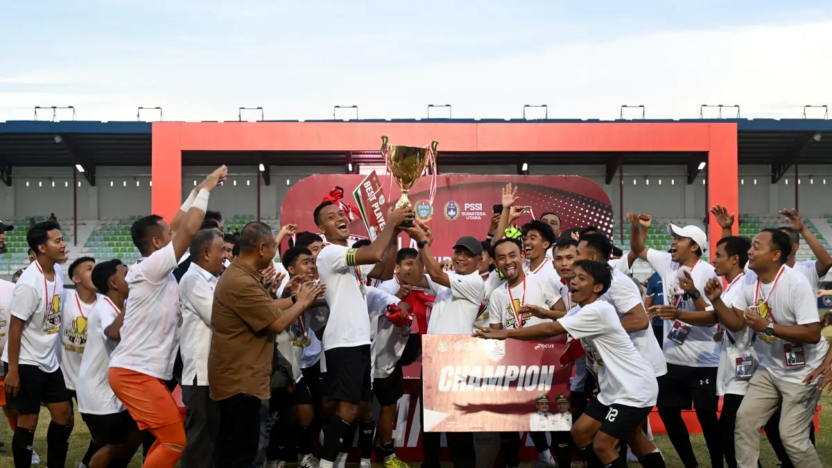 Wakil Gubernur Sumatera Utara Surya menyerahkan trofi juara Liga 4 Sumut Piala Gubernur kepada Payabakung United usai final di Stadion Mini Dispora Sumut, Deli Serdang. (Diskominfo Sumut/Fahmi Aulia)