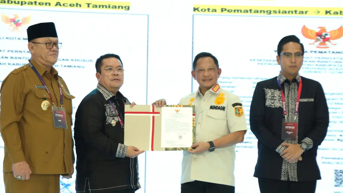 Wali Kota Pematangsiantar Wesly Silalahi SH MKn menyerahkan Surat Kesediaan Bantuan Keuangan di Banda Aceh, Senin (20/04/2026).