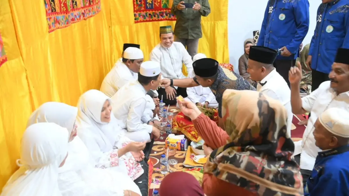 Wali Kota Sibolga Akhmad Syukri Nazry Penarik bersama Anggota DPRD Sumut Rahmansyah Sibarani pada acara Tepung Tawar calon jemaah haji HIKKBAR di Sibolga.
