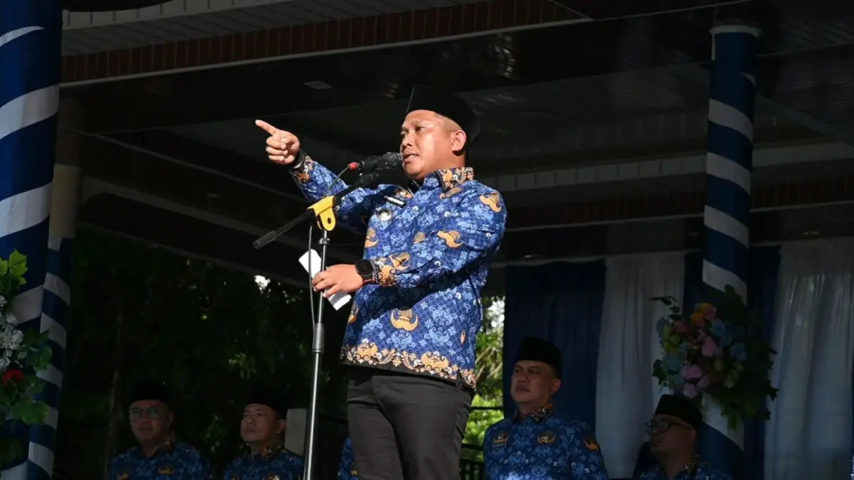 Wali Kota Sibolga Akhmad Syukri Nazry Penarik memimpin Apel Hari Kesadaran Nasional di Lapangan Simare-mare, menegaskan disiplin ASN.
