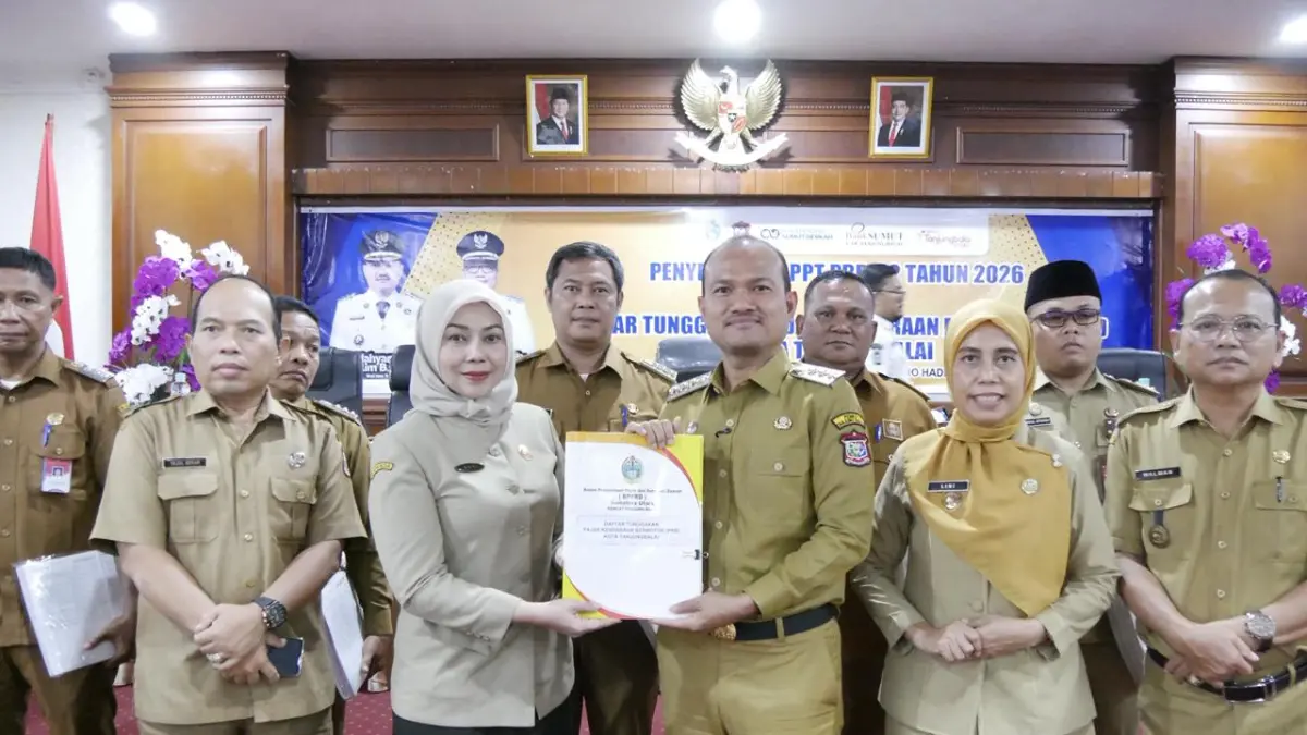 Wali Kota Tanjungbalai Mahyaruddin Salim menyerahkan secara simbolis SPPT PBB-P2 dan tagihan PKB kepada camat dan lurah se-Kota Tanjungbalai di Aula Sutrisno Hadi.