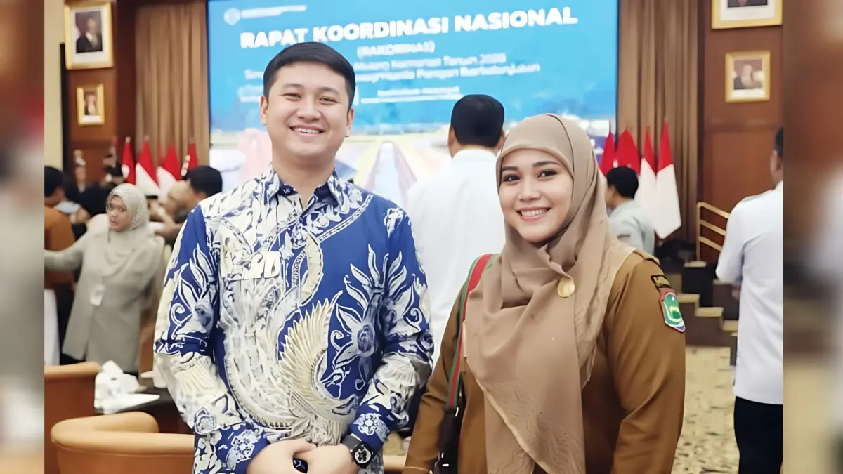 Bupati Labuhanbatu Utara Dr. H. Hendriyanto Sitorus bersama Kepala Dinas Pertanian Kabupaten Labuhanbatu Utara drh. Sudarija saat menghadiri Rapat Koordinasi Nasional Mitigasi Kekeringan Lahan Pertanian di Gedung F Kementerian Pertanian, Jakarta, Senin (20/4/2026). 