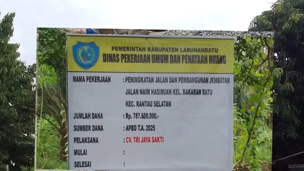 Plang informasi proyek peningkatan jalan dan pembangunan jembatan senilai Rp 787.600.000 bersumber APBD 2025 di Jalan Naim Hasibuan, Kelurahan Bakaran Batu, Kecamatan Rantau Selatan, Kabupaten Labuhanbatu — fisik peningkatan jalan hingga kini tidak terlihat di lokasi. (Foto: Tangkapan Layar Facebook/Yatamo Giawa)