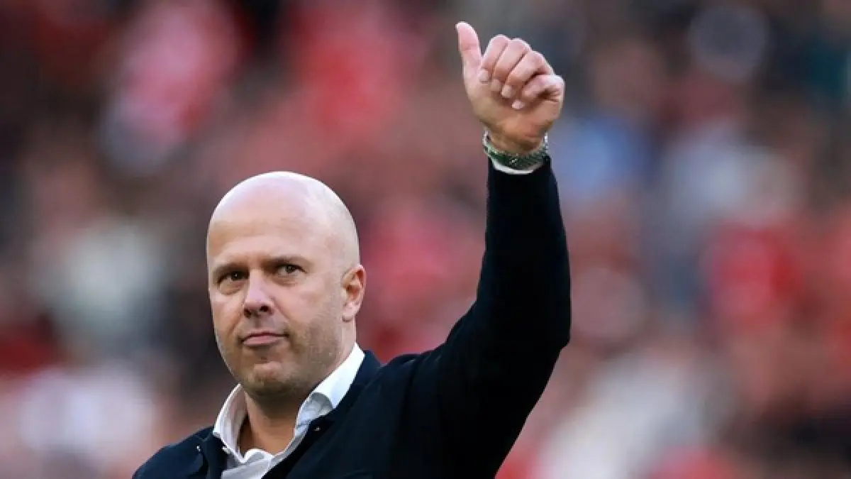 Arne Slot memberi instruksi kepada pemain Liverpool dalam laga Premier League musim 2025/2026.