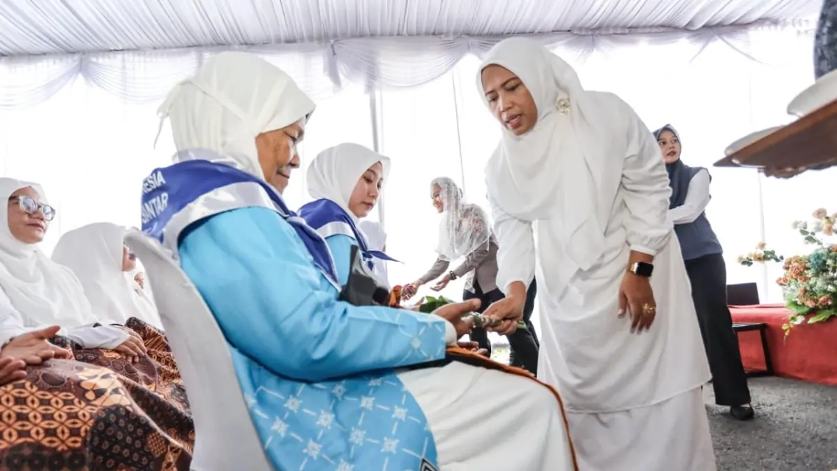 Jamaah calon haji Kota Pematangsiantar mengikuti prosesi tepung tawar sebelum keberangkatan ke Tanah Suci tahun 2026.